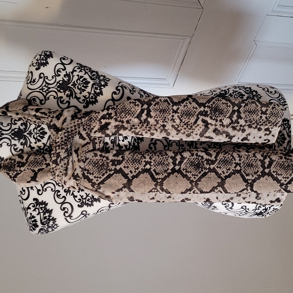 Calvin Klein snake print scarf 72" x 21" - Picture 7 of 9